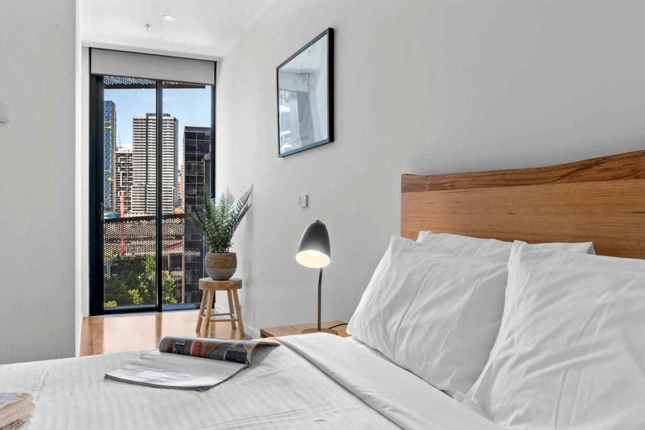 Sky Way On 10th - A Sleek Balcony Pad With Parking Apartment *