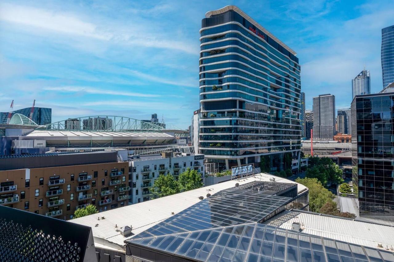Apartment Sky Way On 10th - A Sleek Balcony Pad With Parking