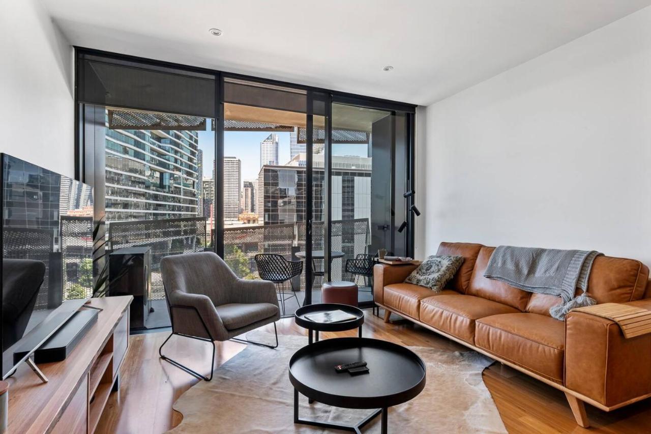 Sky Way On 10th - A Sleek Balcony Pad With Parking * Melbourne