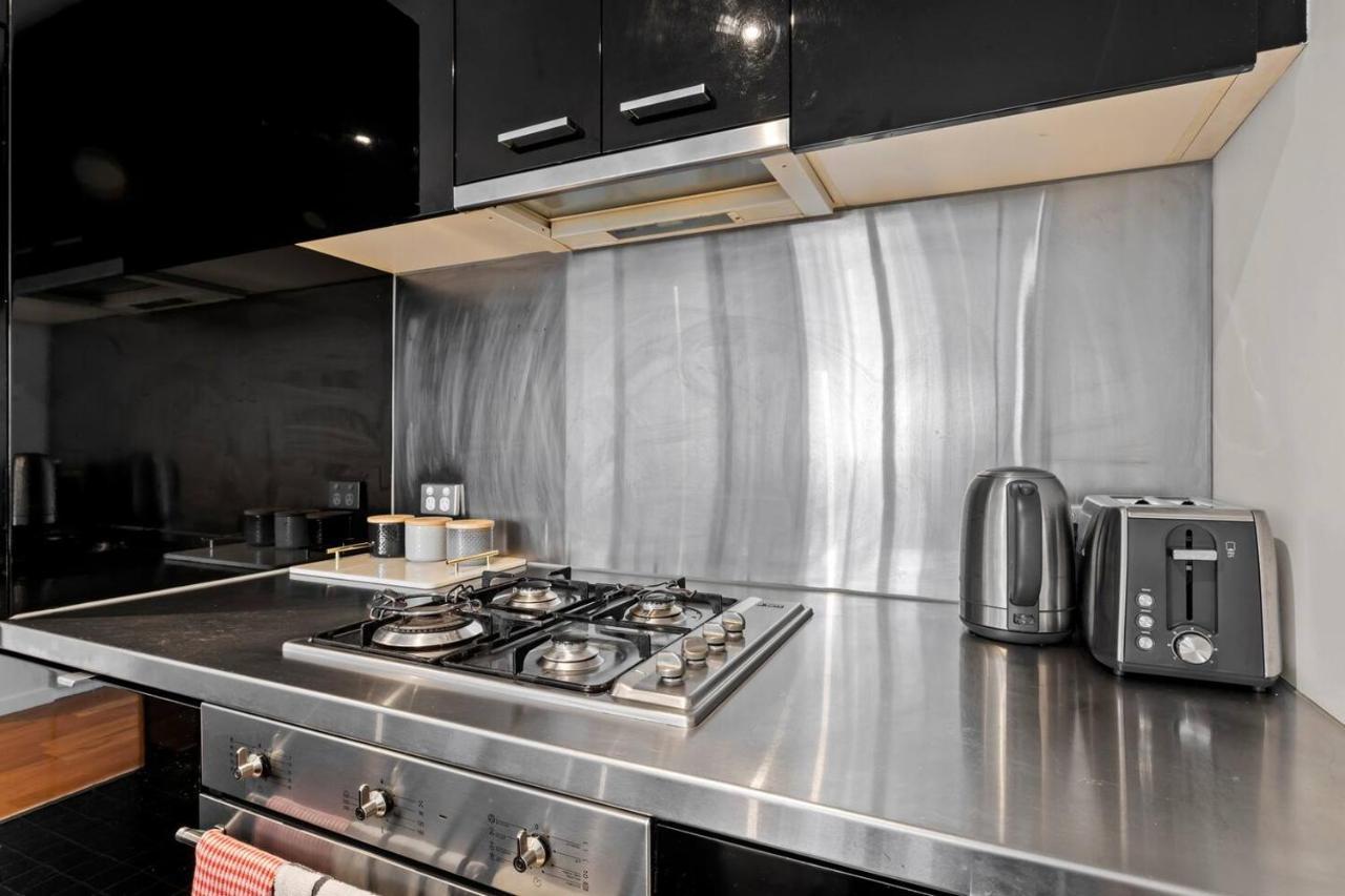 Sky Way On 10th - A Sleek Balcony Pad With Parking Apartment *