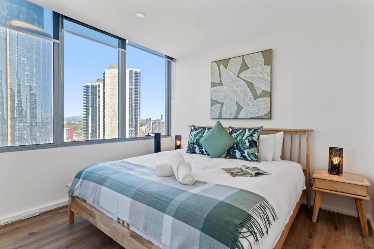 'mainpoint 25th' Sky-high And With Pool