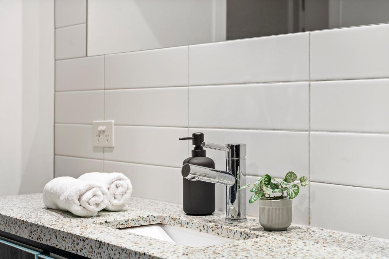 Apartment Rooftop Pool 2br At Marvel Stadium With Free Parking *