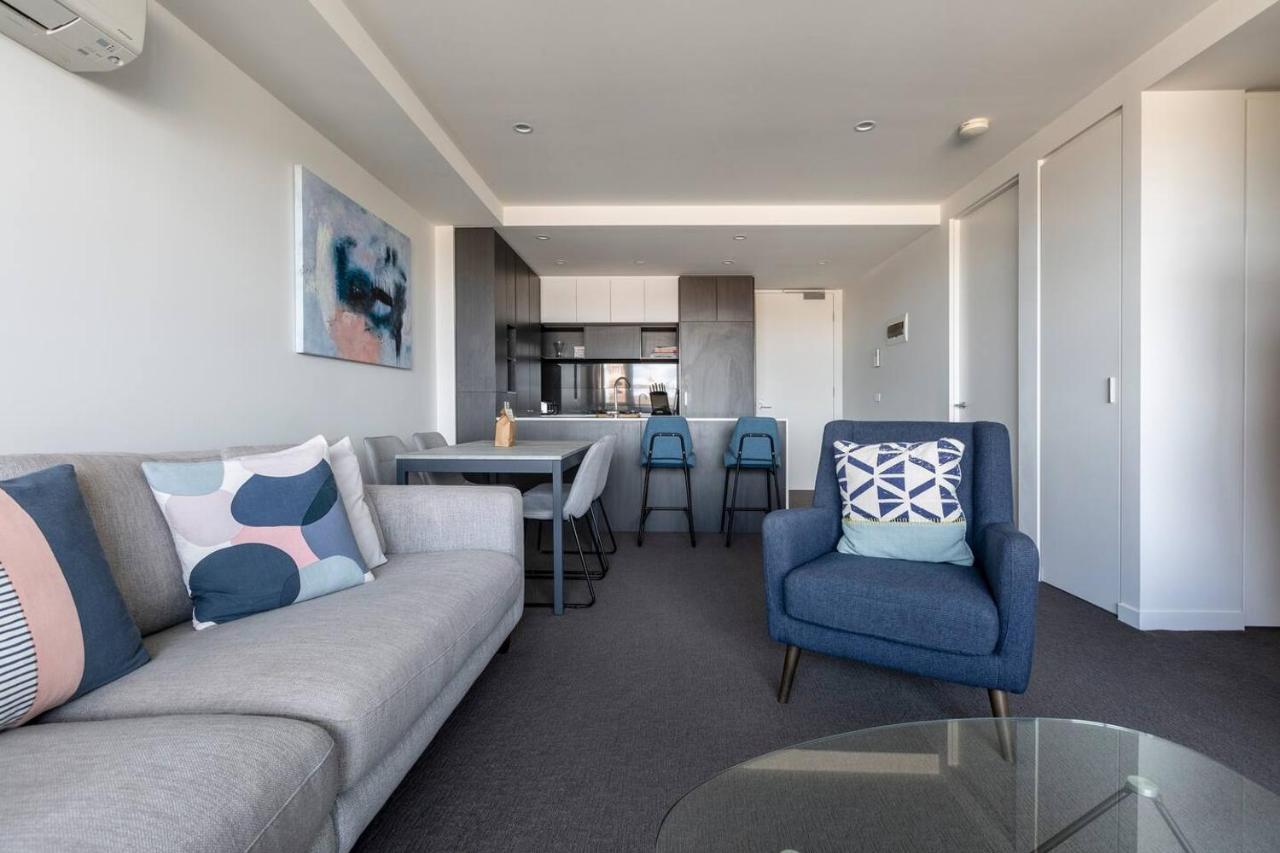 Light-filled Stylish Living In Diverse Hawthorn Apartment