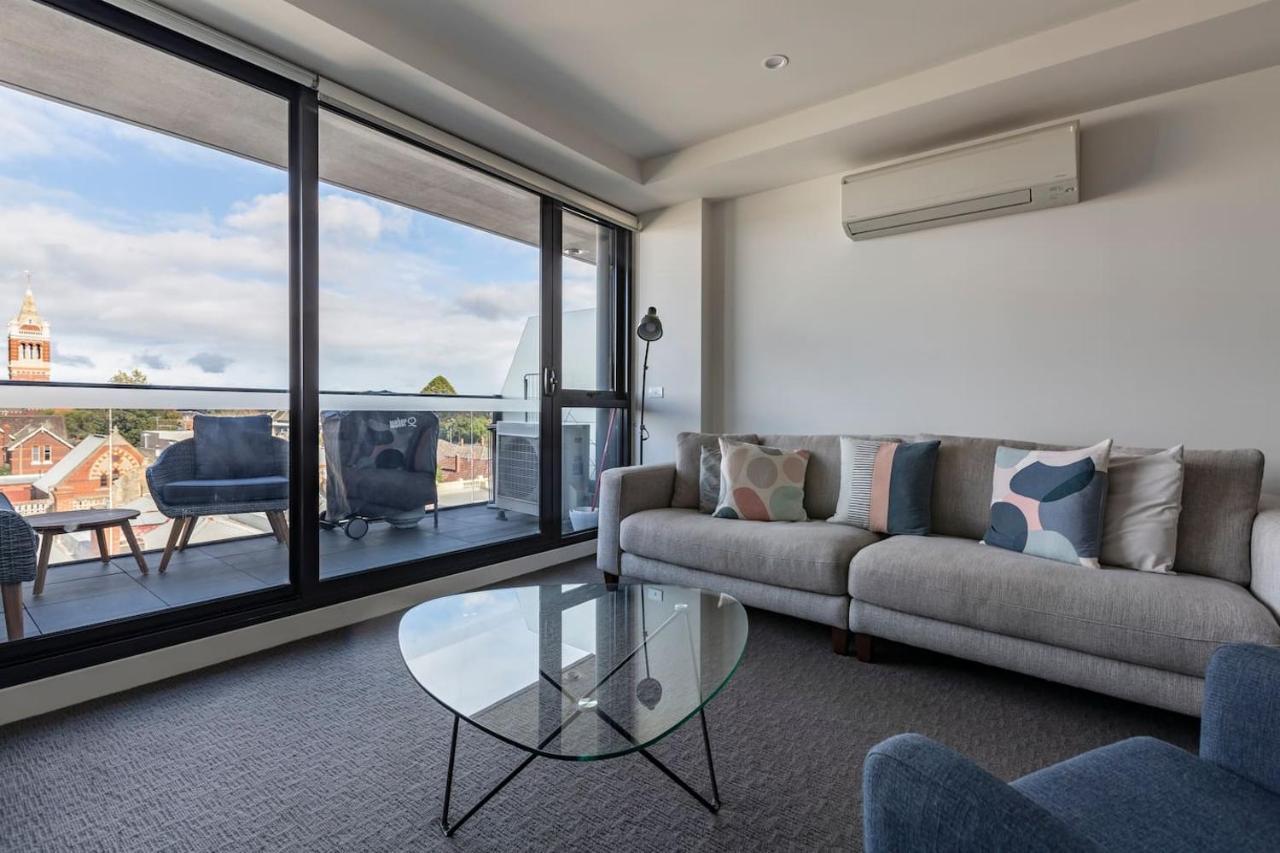 Light-filled Stylish Living In Diverse Hawthorn Apartment