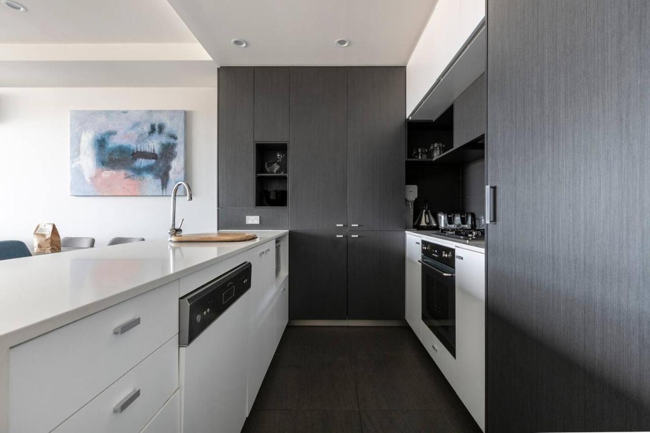 Light-filled Stylish Living In Diverse Hawthorn