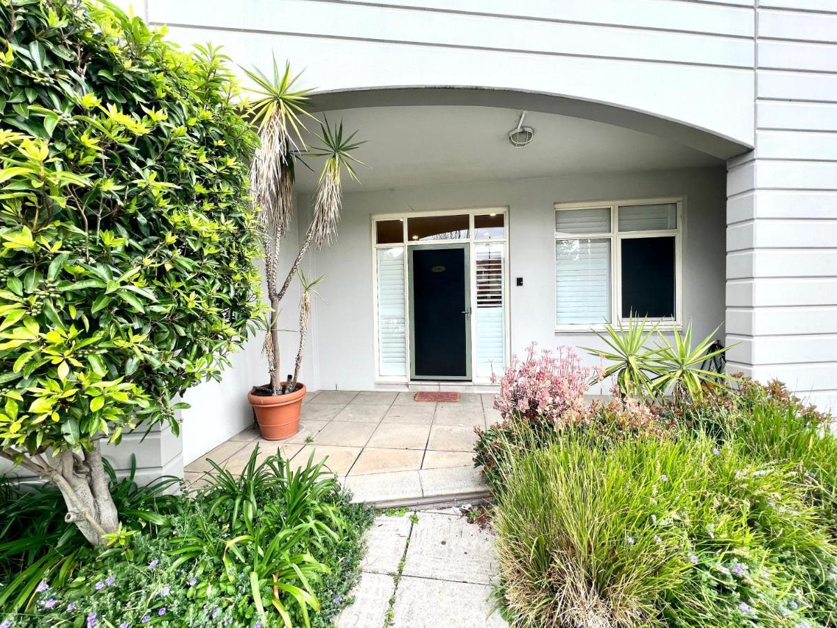 By Readyset At Beach Apartment *