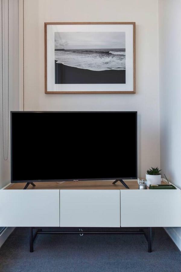 Easy Access To Chapel Street From Sleek Apartment