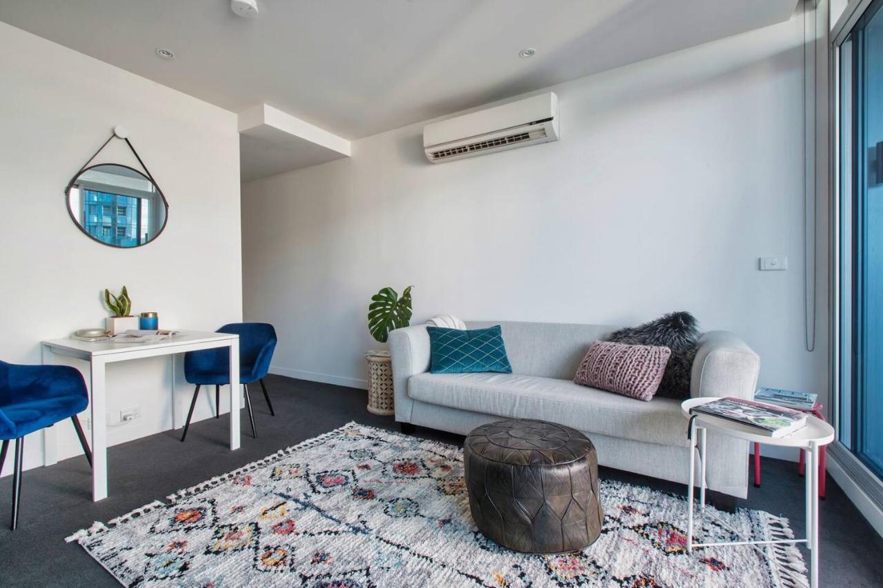 Easy Access To Chapel Street From Sleek Apartment