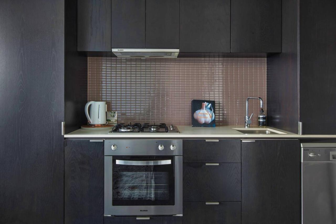 Easy Access To Chapel Street From Sleek Apartment *