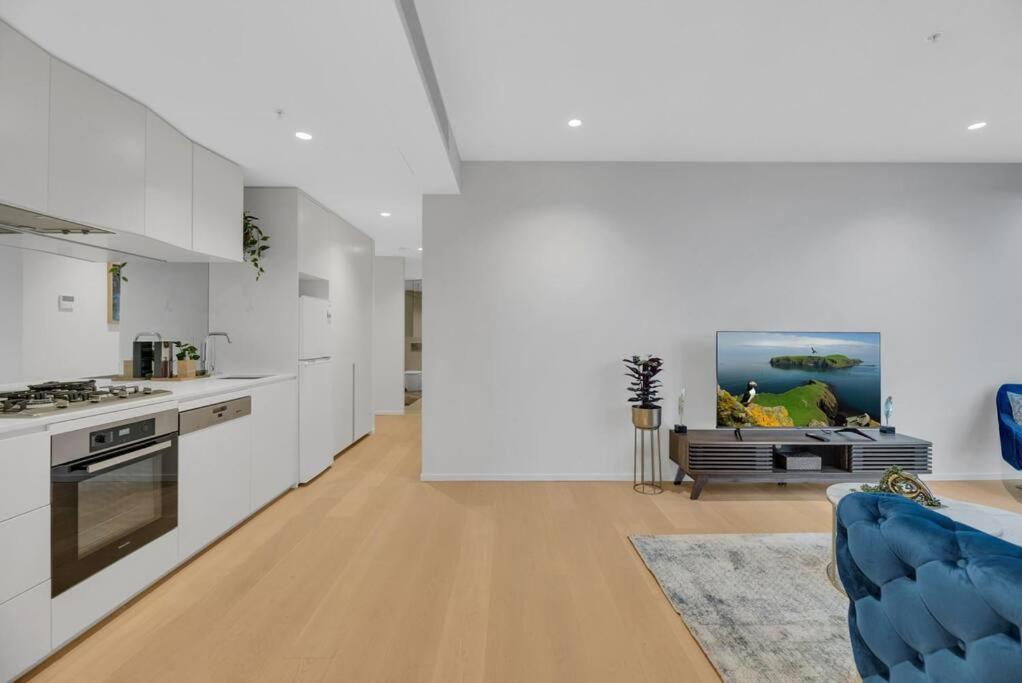 Ocean View 2br Oasis With Style Living Apartment Melbourne