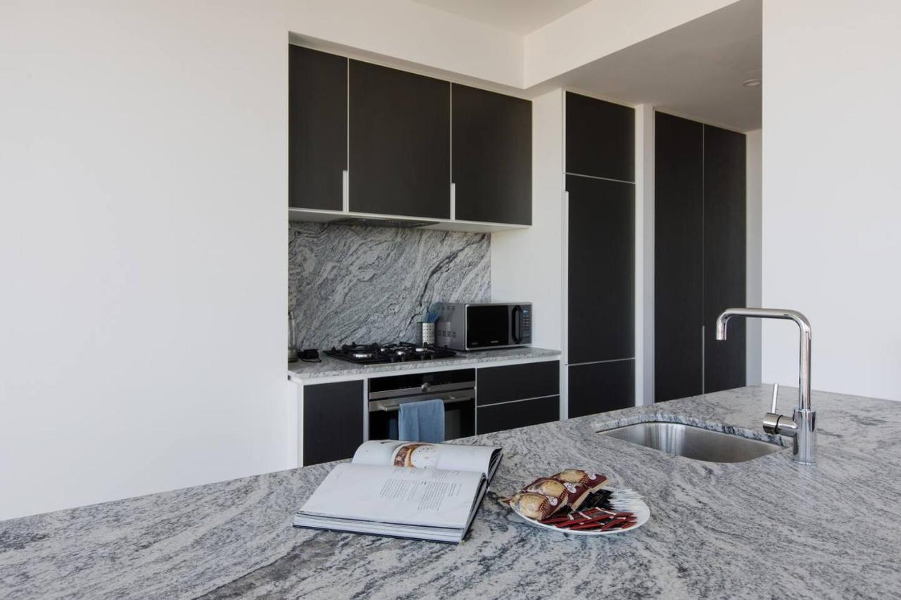 Apartment Iconic High-view Oasis Between Docklands And Cbd *