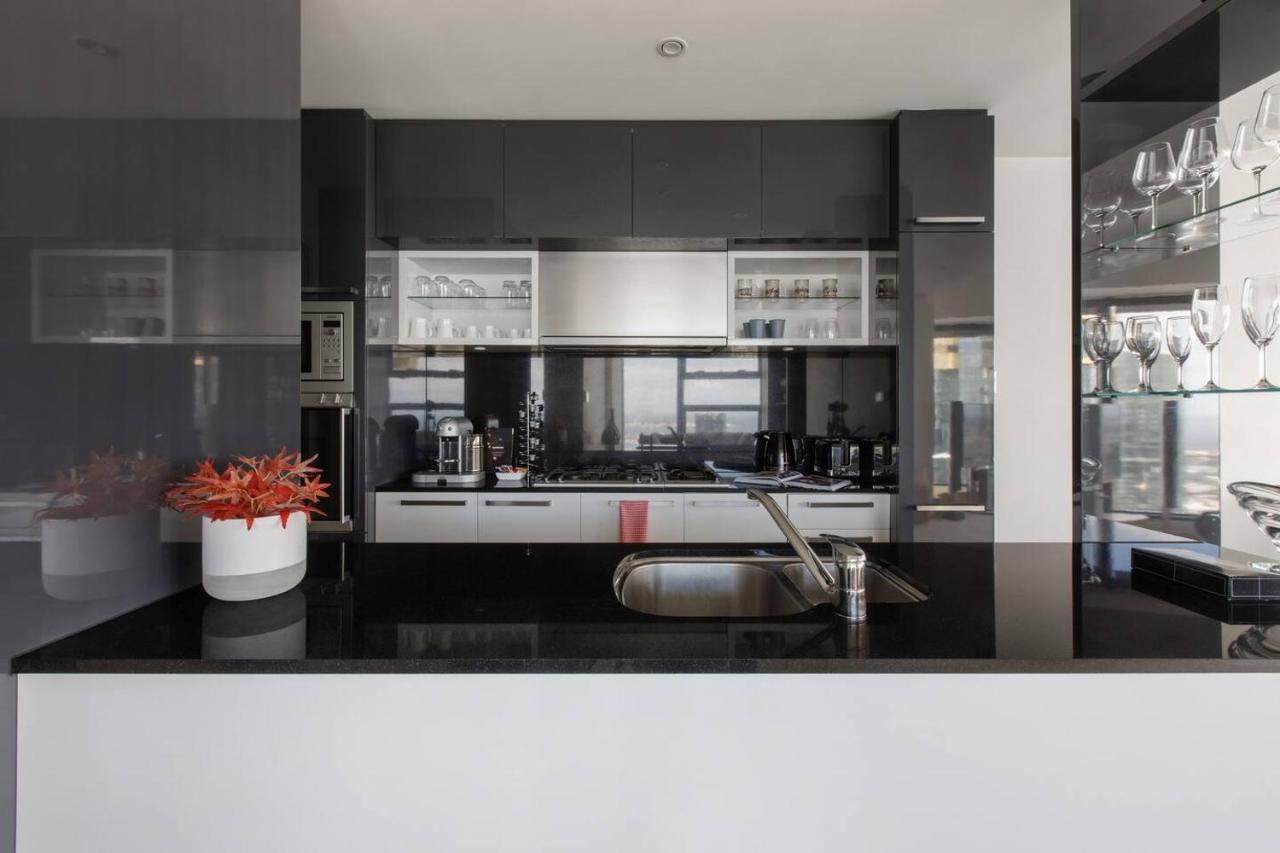 Apartment Modern Meets Retro In Penthouse With Soaring Views *
