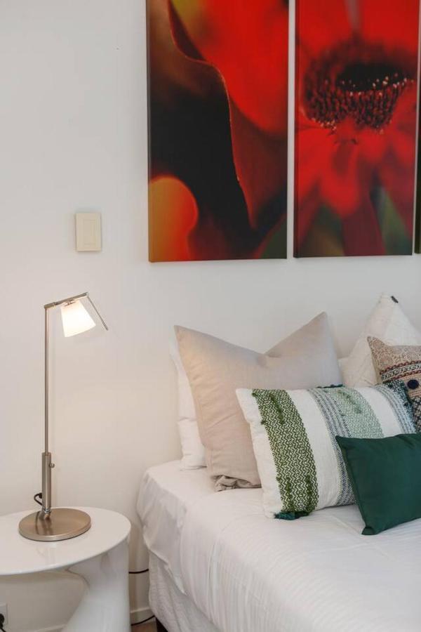 Modern Meets Retro In Penthouse With Soaring Views Apartment *