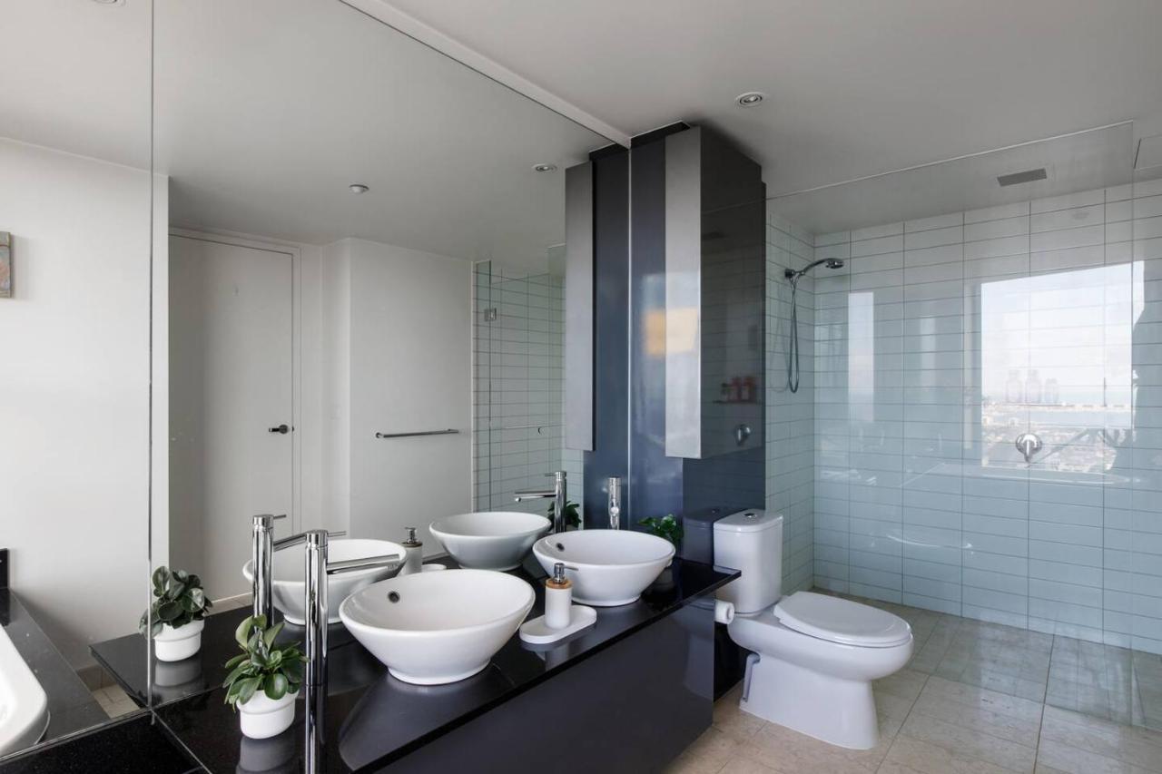 Modern Meets Retro In Penthouse With Soaring Views Apartment *