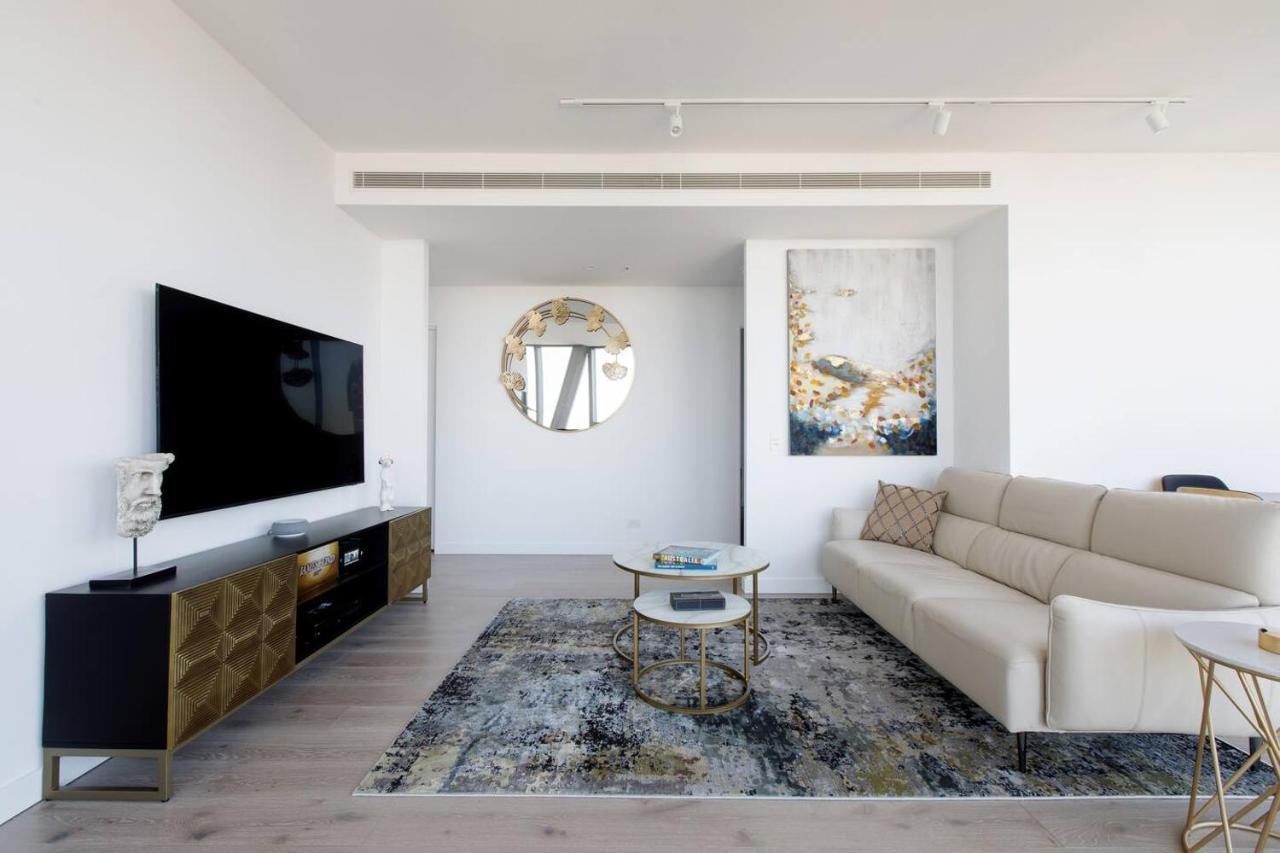 Apartment Iconic High-view Oasis Between Docklands And Cbd *