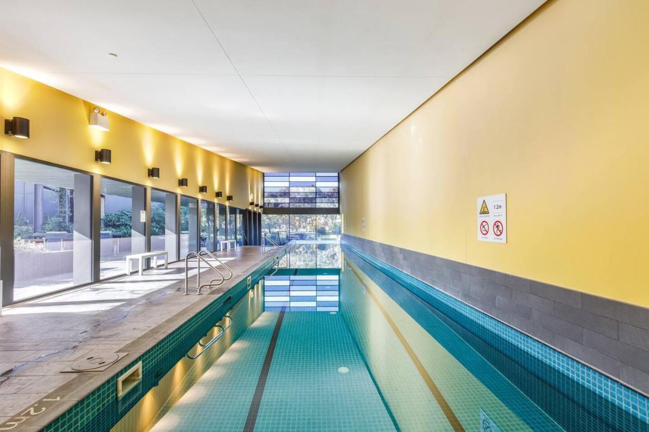 Apartment Perched On Parkville - A Minimalist Retreat With Pool *