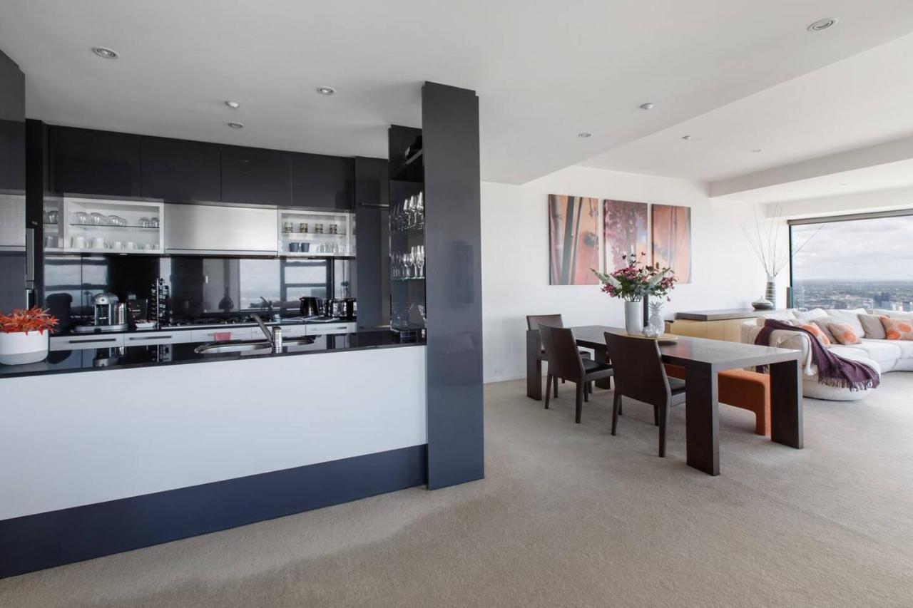 Apartment Modern Meets Retro In Penthouse With Soaring Views *