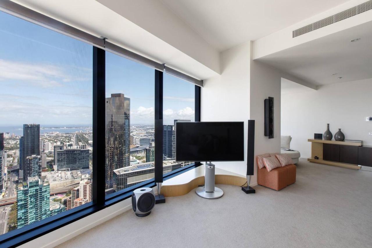 Apartment Modern Meets Retro In Penthouse With Soaring Views