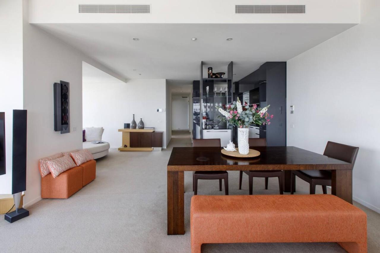 Modern Meets Retro In Penthouse With Soaring Views *