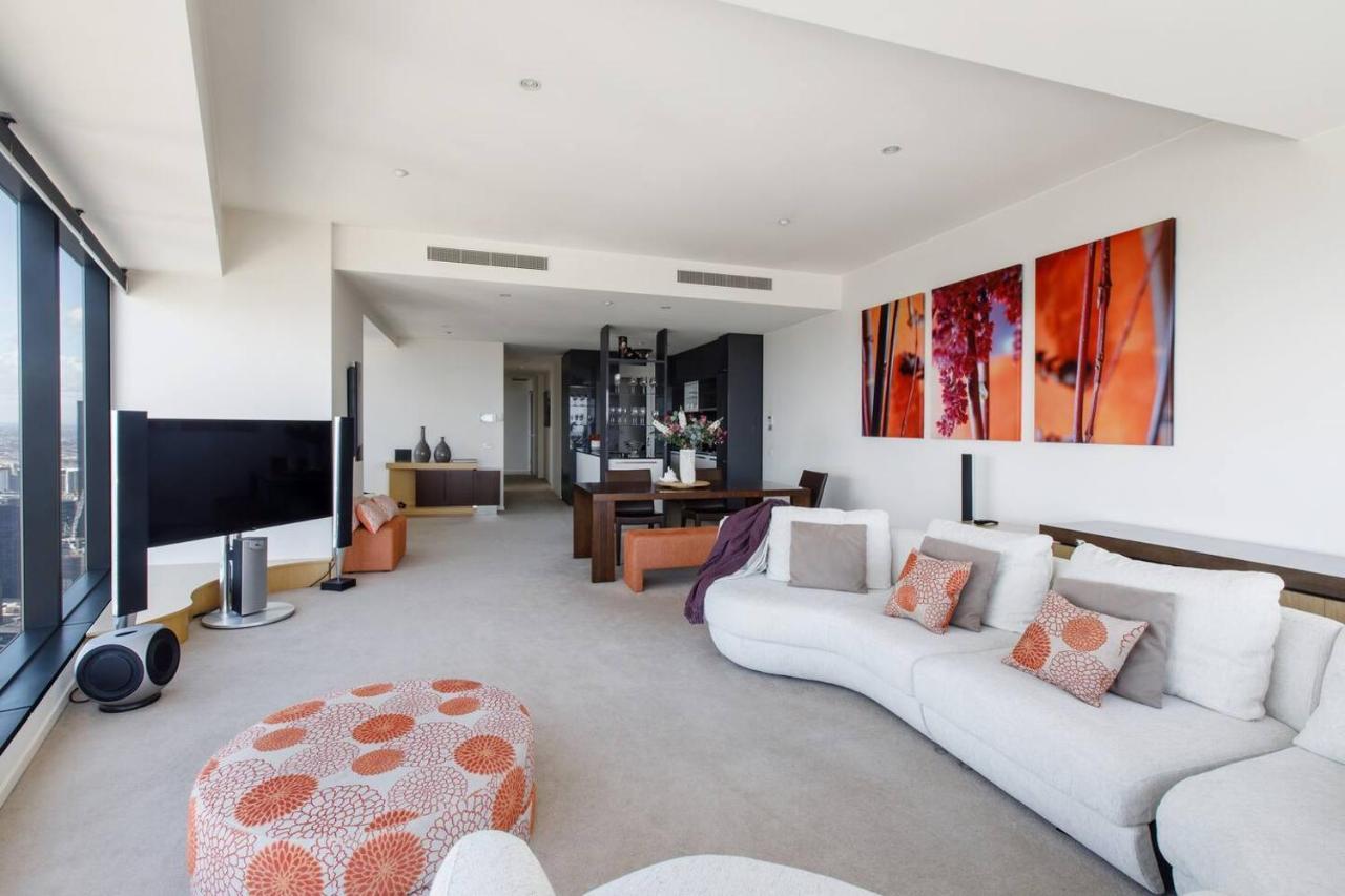 Apartment Modern Meets Retro In Penthouse With Soaring Views *