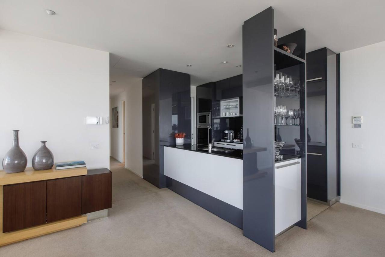 Modern Meets Retro In Penthouse With Soaring Views Apartment *
