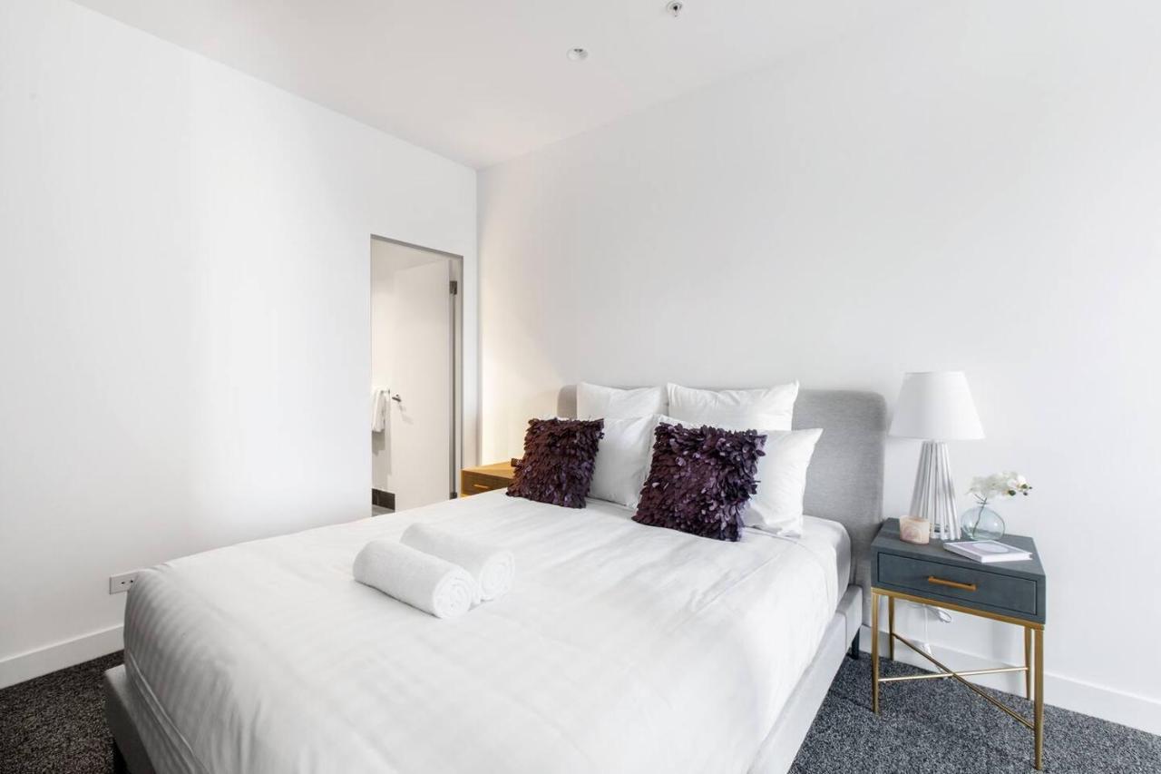 Iconic High-view Oasis Between Docklands And Cbd Apartment