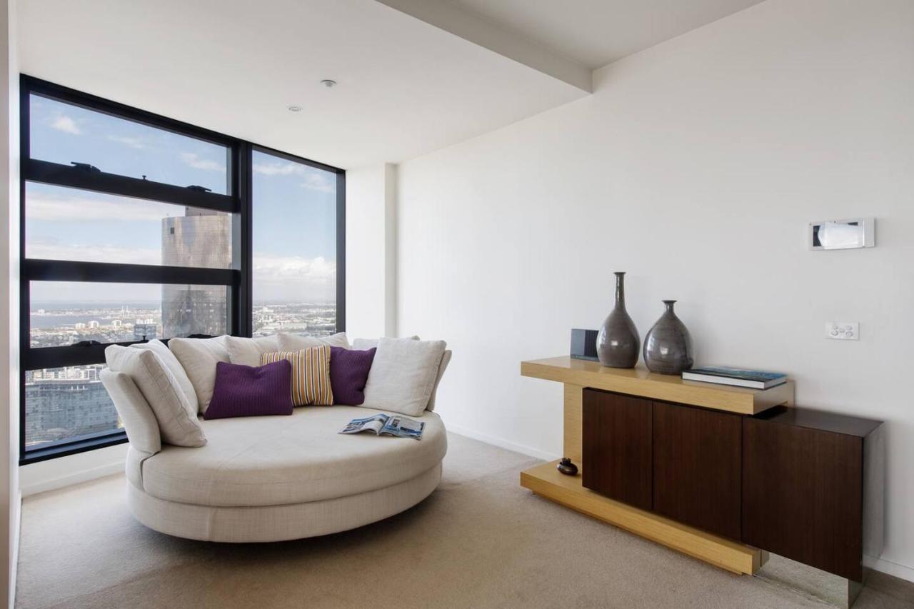 Apartment Modern Meets Retro In Penthouse With Soaring Views *