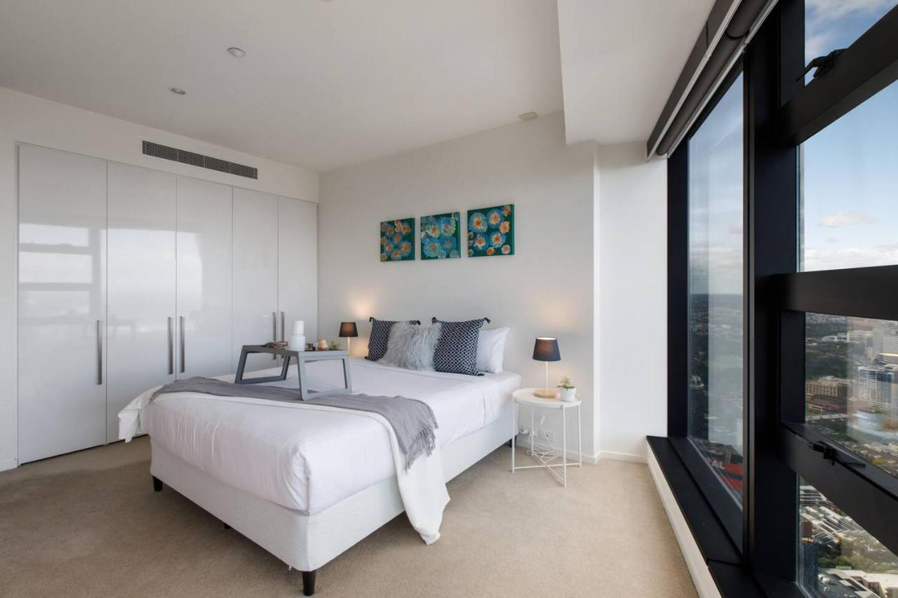 Modern Meets Retro In Penthouse With Soaring Views *