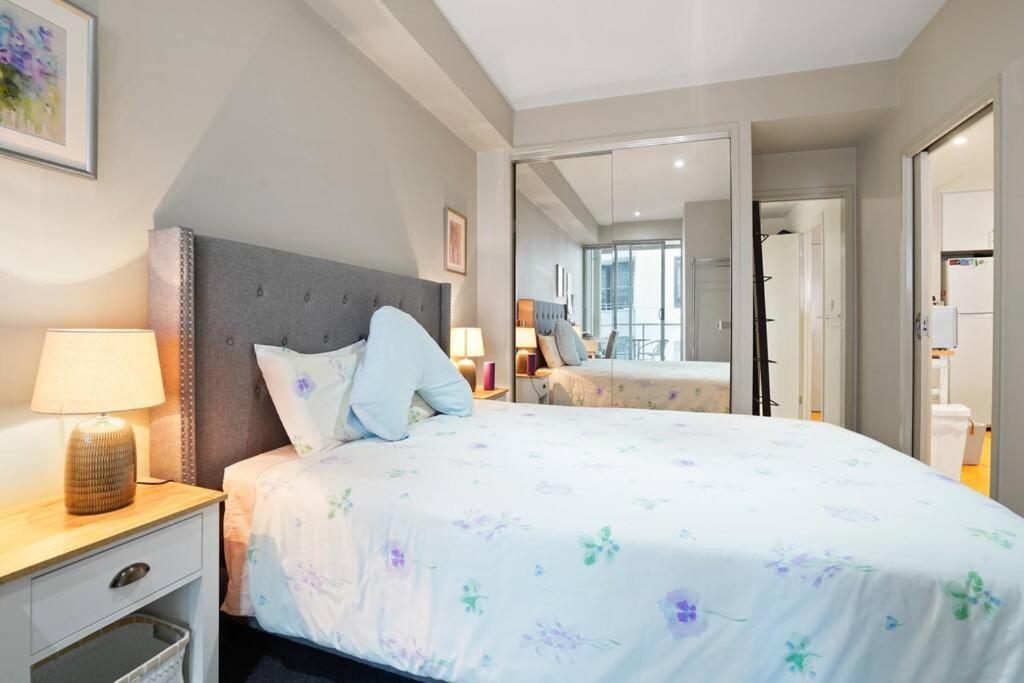 Port Melb 1bdrm Apt Near Bay St Melbourne