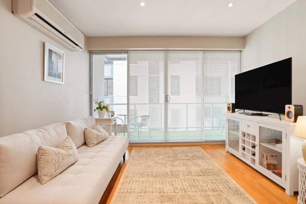 Port Melb 1bdrm Apt Near Bay St Apartment