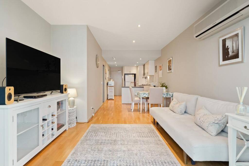 Apartment Port Melb 1bdrm Apt Near Bay St