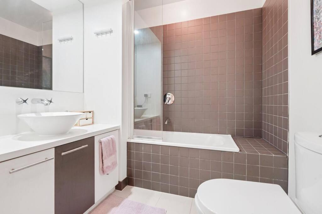 Apartment Port Melb 1bdrm Apt Near Bay St *