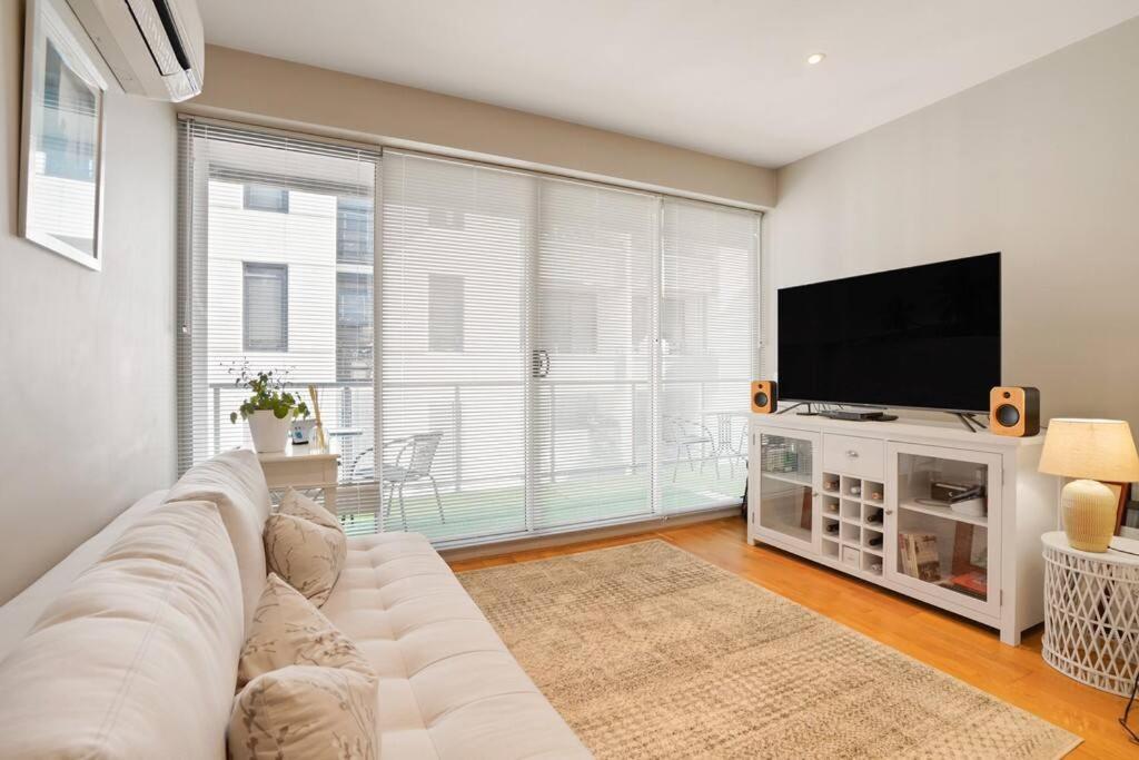 Port Melb 1bdrm Apt Near Bay St Apartment *
