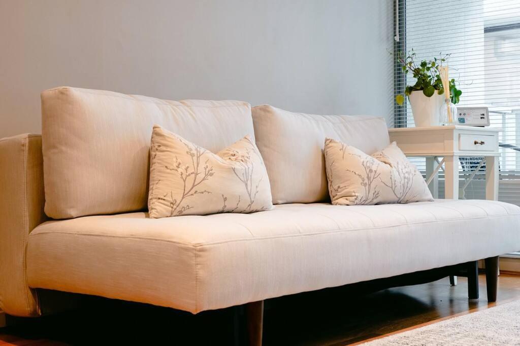 Apartment Port Melb 1bdrm Apt Near Bay St *