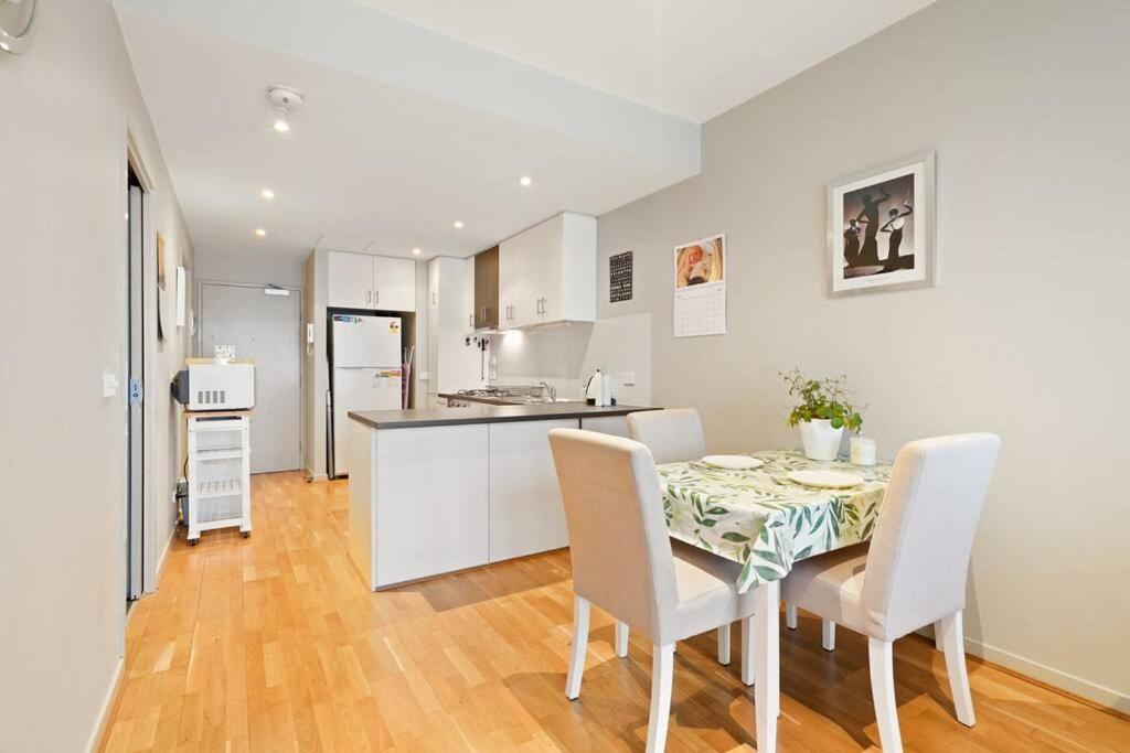 Port Melb 1bdrm Apt Near Bay St Melbourne