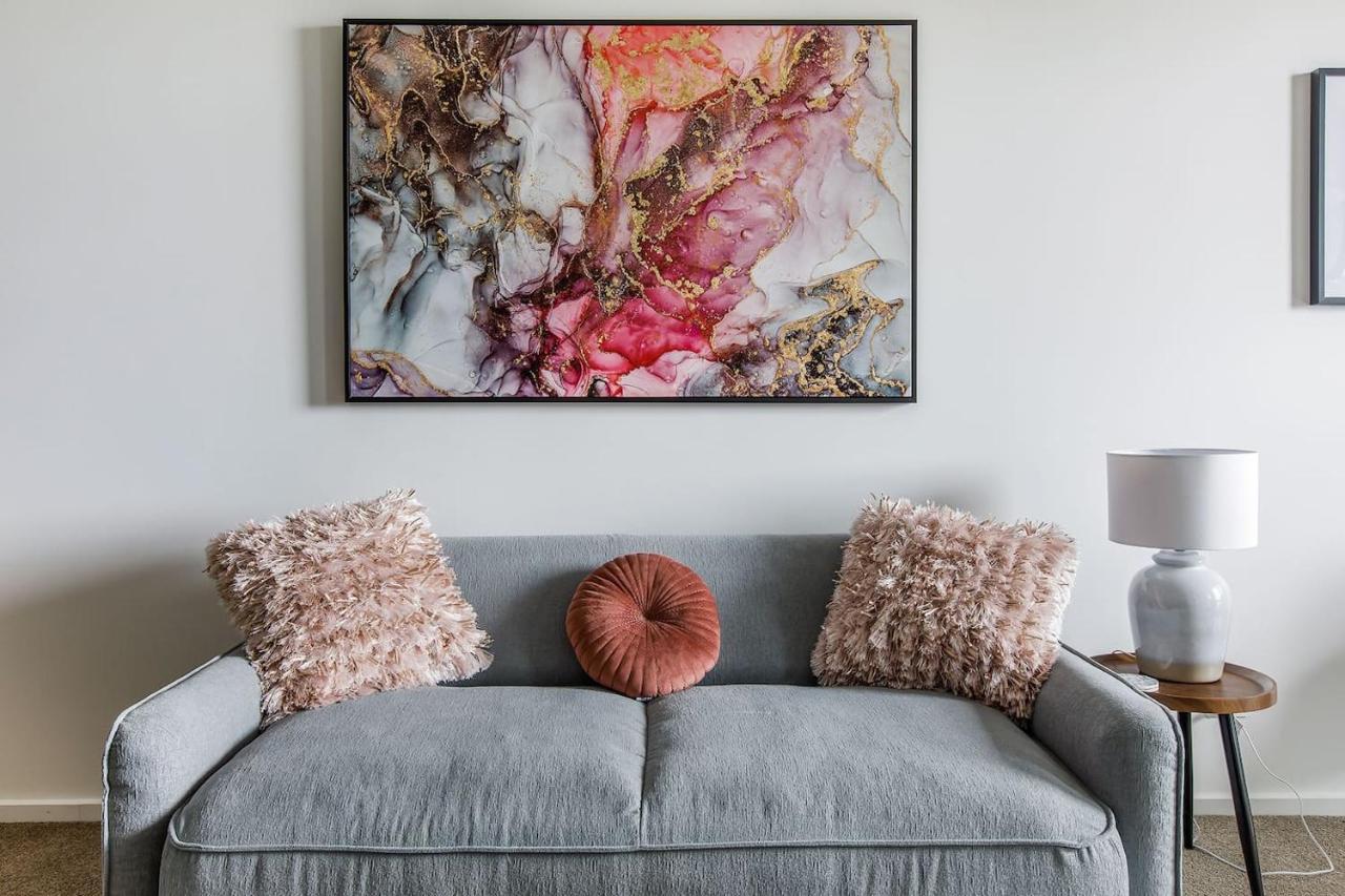Apartment 'rose-tinted Charm' Experience Resort-style Living *