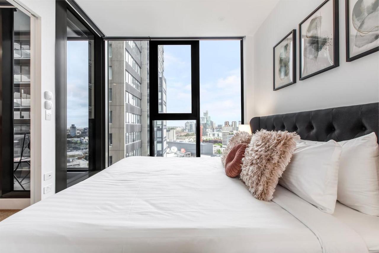 'rose-tinted Charm' Experience Resort-style Living * Melbourne