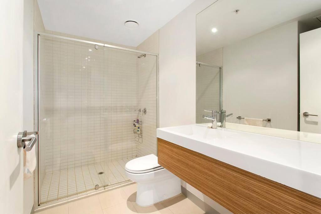 Apartment Free Tram Zone , Yarra River Views *