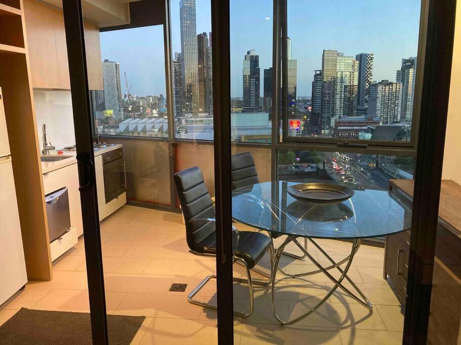 Apartment Free Tram Zone , Yarra River Views *