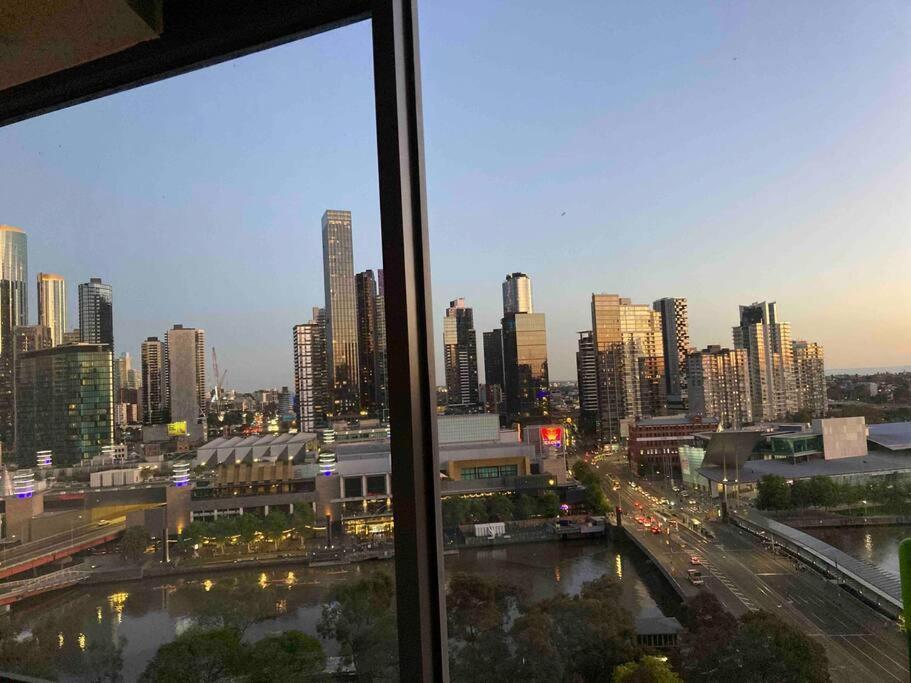 Free Tram Zone , Yarra River Views Apartment *