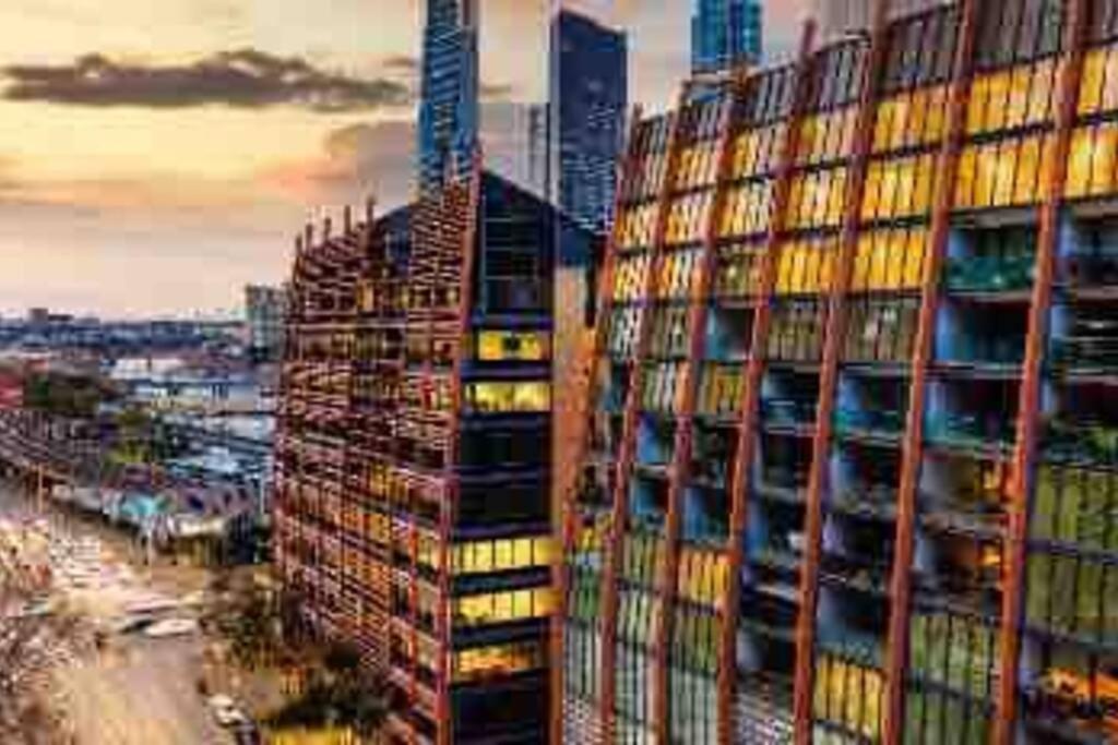 Located On Iconic Flinders St . Apartment *