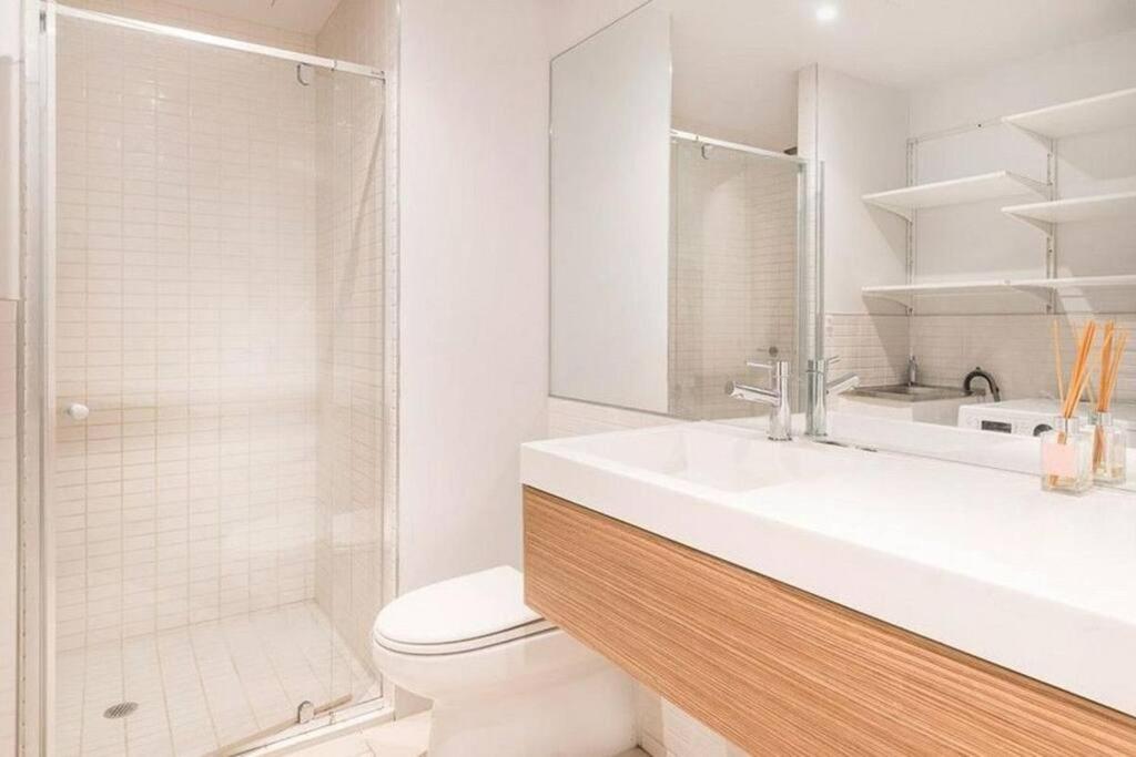 Apartment Located On Iconic Flinders St .