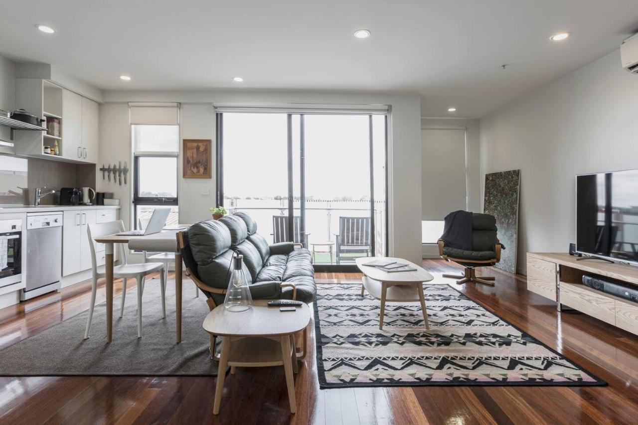 Apartment Spacious With Balcony In Eclectic Brunswick *