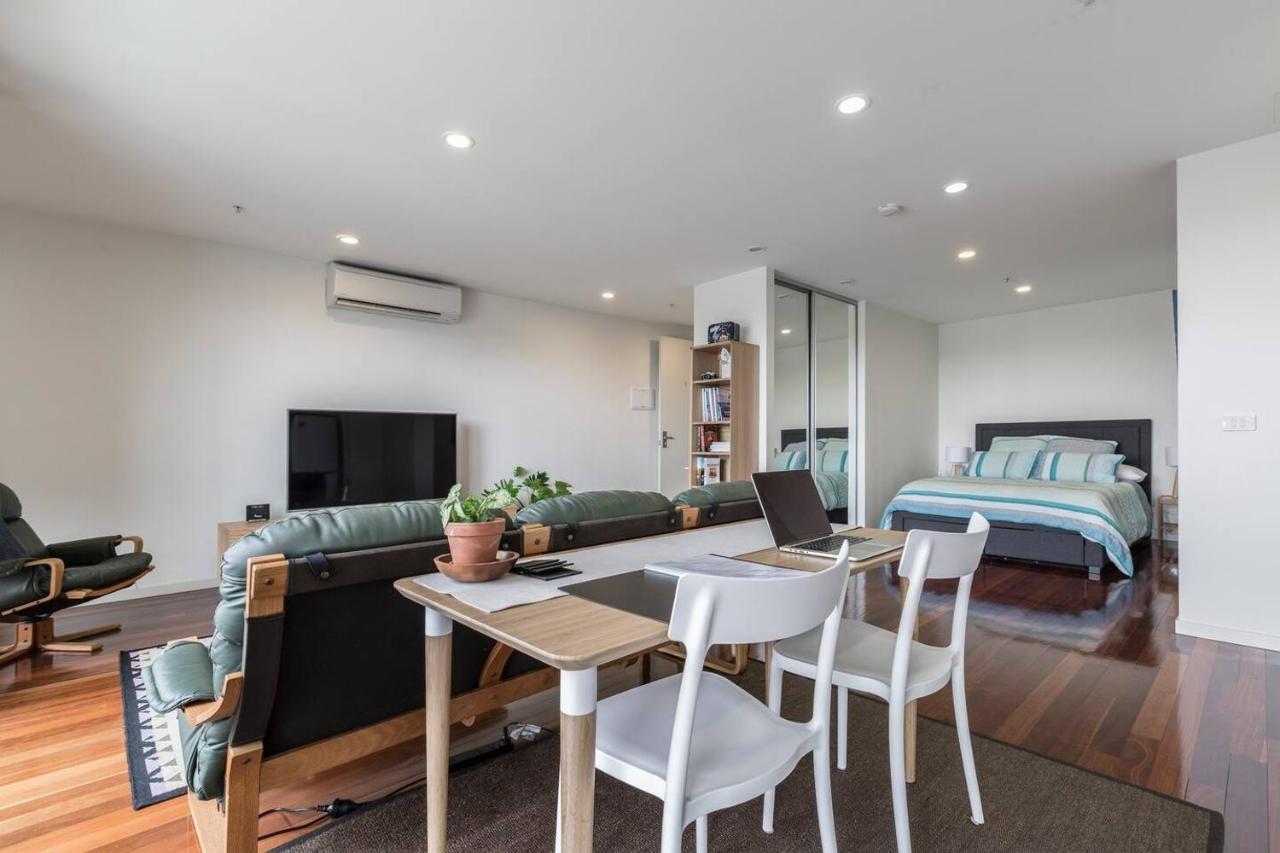 Spacious With Balcony In Eclectic Brunswick Apartment