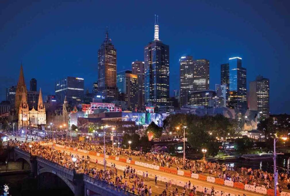 Lux 3br Bourke St Sub-penthouse: Amazing Terrace Apartment Melbourne