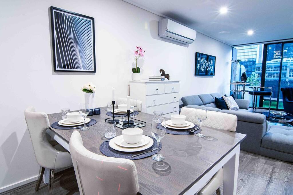 Lux 3br Bourke St Sub-penthouse: Amazing Terrace Apartment