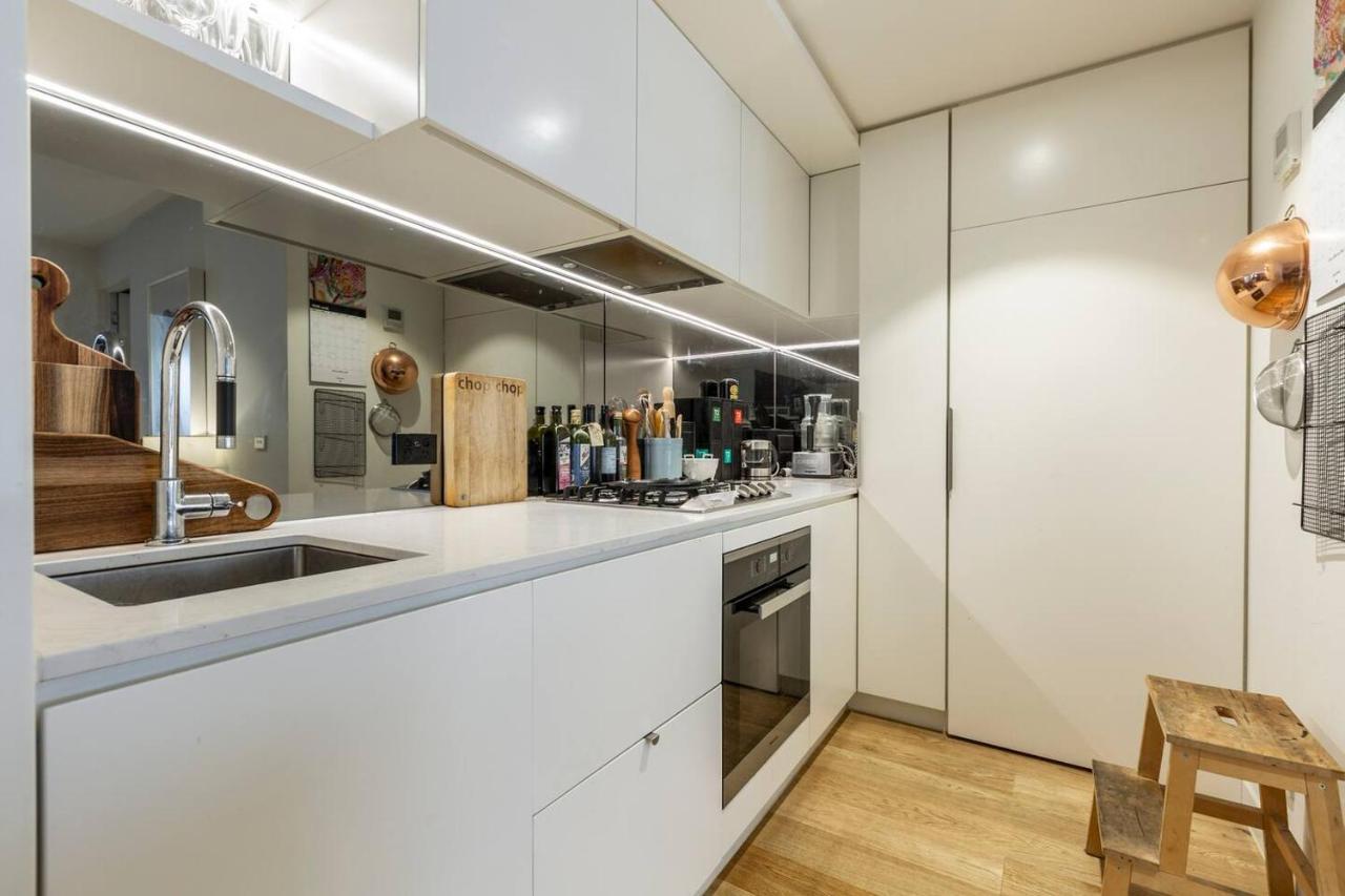 Apartment Urban Escape On Smith Street With Balcony & Parking Melbourne