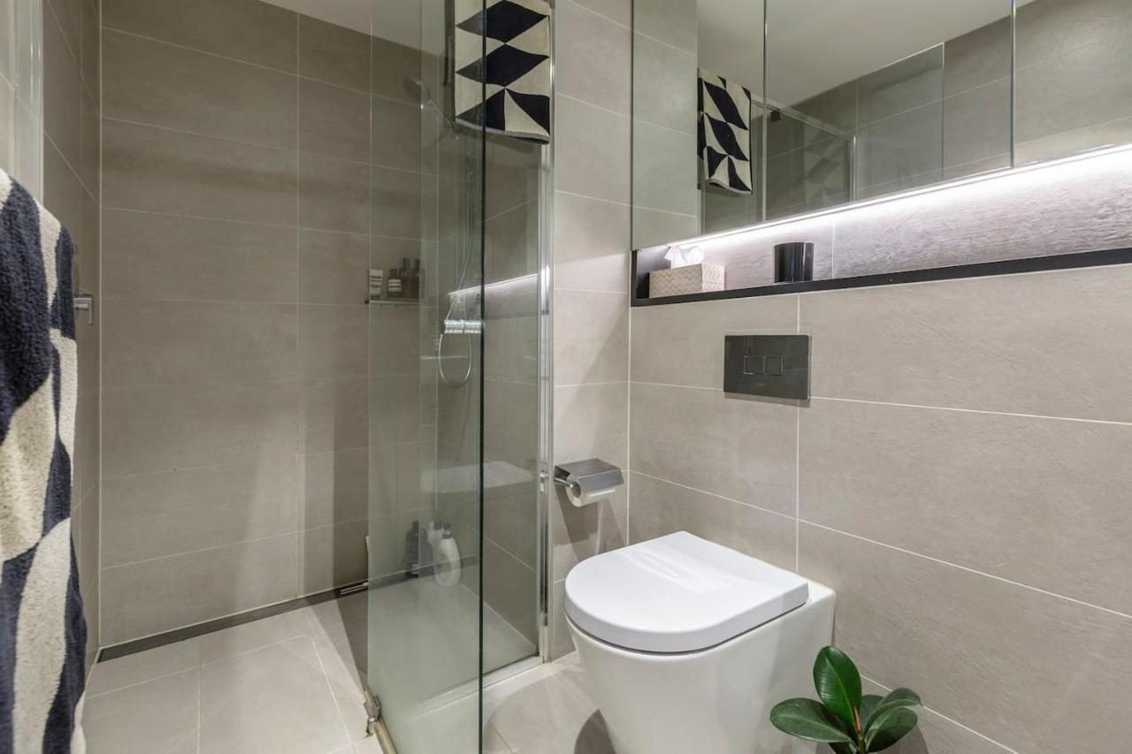 Urban Escape On Smith Street With Balcony & Parking * Melbourne