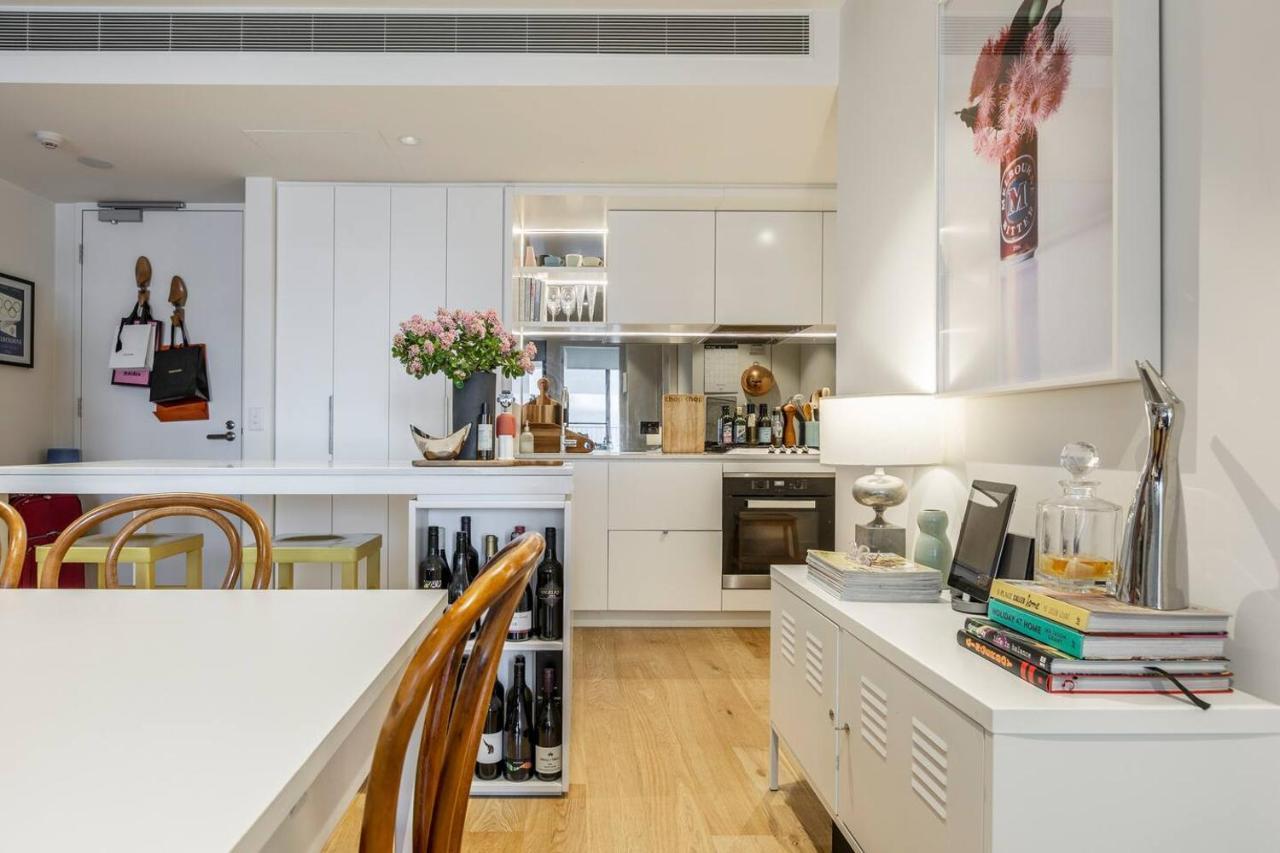 Apartment Urban Escape On Smith Street With Balcony & Parking