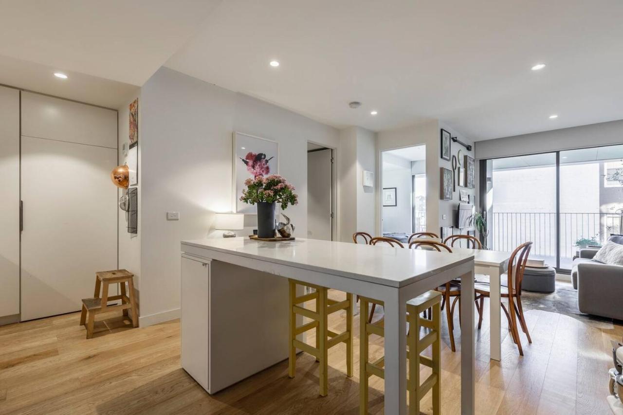 Urban Escape On Smith Street With Balcony & Parking Melbourne